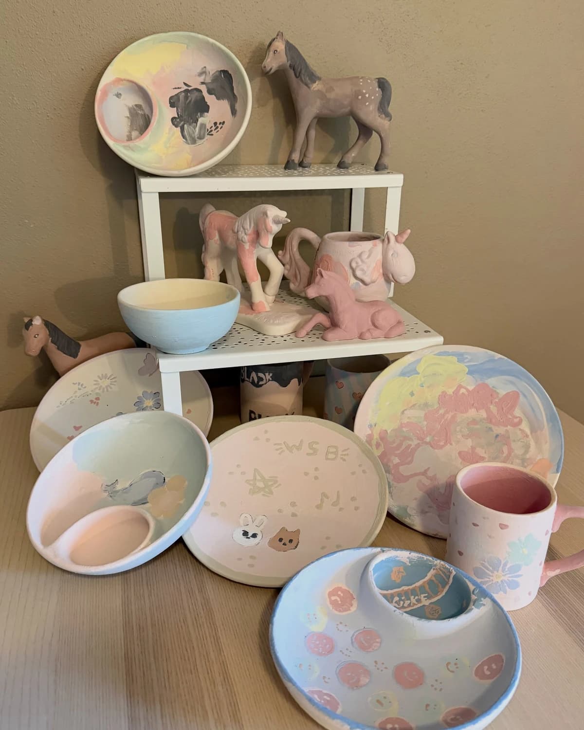 Handgevormde keramieken paarden, schalen en mokken in zachte pastelkleuren